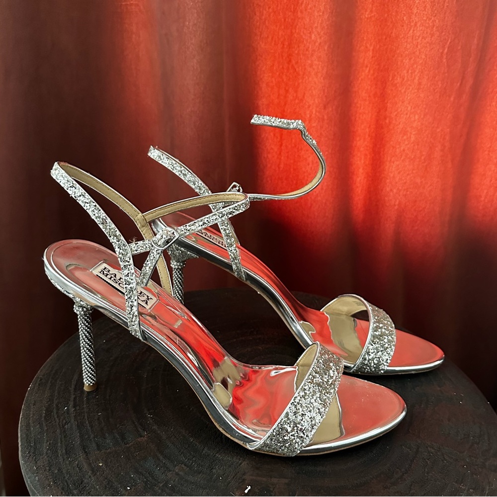 New Badgely Mischka size 13 silver sparkly heels wedding prom